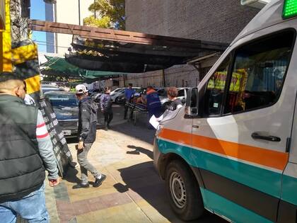 Se arrojó de un sexto piso, cayó a un cuarto, volvió a tirarse y se salvó de milagro