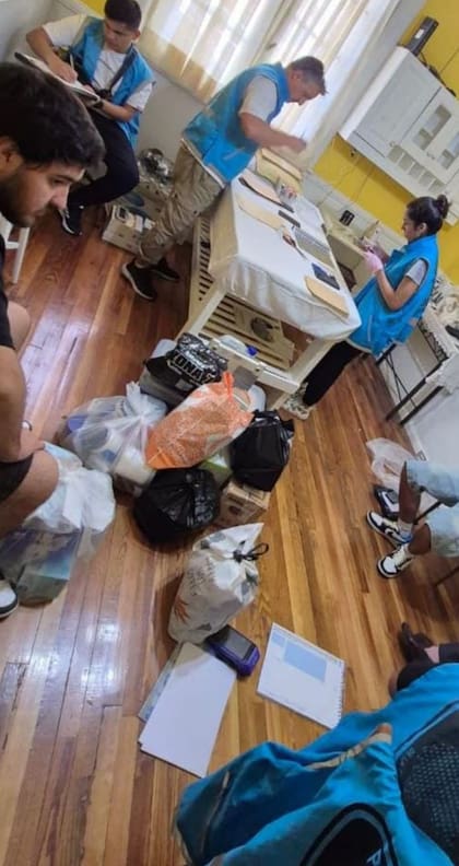 Personal policial realiza el inventario de insumos y equipos secuestrados durante el allanamiento en la casa utilizada como consultorio ilegal.