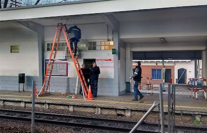 Personal técnico comenzó a colocar cámaras de videovigilancia en los andenes de la estación Carapachay
