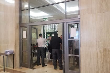 Personal tomando la temperatura en la entrada de la facultad