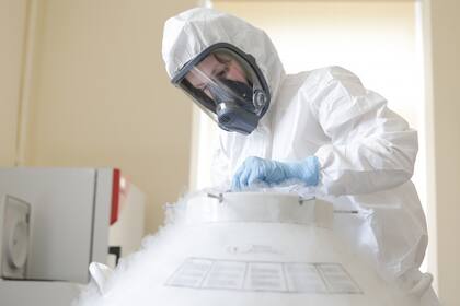 Personal trabajando en la Vacuna Sputnik V