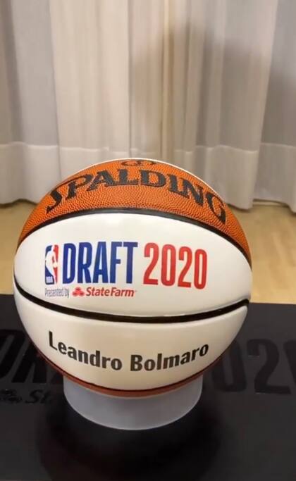 Personalizada: la pelota oficial de la NBA con el nombre de Leandro Bolmaro