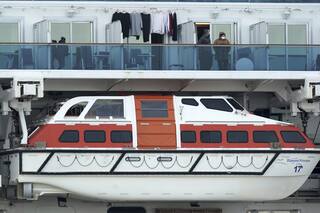 Crece el desánimo y el miedo por la cuarentena en el crucero