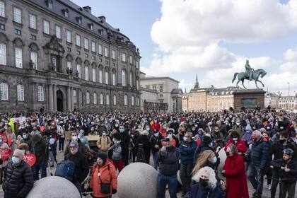 Personas asisten a una manifestación contra el endurecimiento de la política migratoria de Dinamarca y las órdenes de deportación en Copenhague, Dinamarca, el 21 de abril de 2021