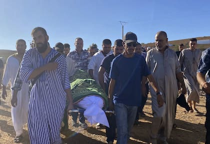 Personas asisten al funeral de Bilal Kissi, quien fue asesinado por las fuerzas argelinas, en la ciudad de Saidía, Marruecos, el jueves 31 de agosto de 2023. 
