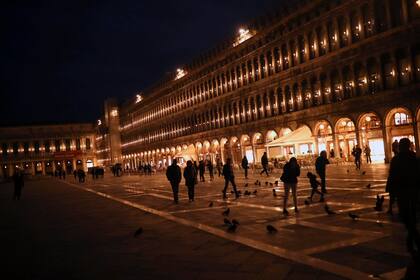 Personas caminan por la Plaza de San Marcos en Venecia, Italia, el 29 de febrero. Venecia, que estaba a punto de recuperarse en la temporada de Carnaval después de una pausa turística por la inundación récord en noviembre, vio caer sus reservaciones inmediatamente después de que los funcionarios reg