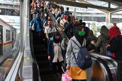 Personas con barbijos, en medio del brote de coronavirus, se aglomeran en la estación de tren de Tanah Abang en Yakarta, Indonesia, el 7 de abril de 2020