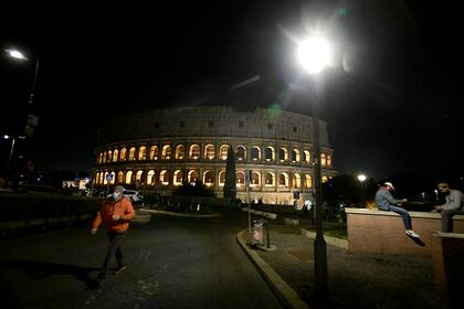 Personas con máscaras protectoras cerca del Coliseo de Roma el 11 de noviembre de 2020, durante las medidas de restricción del gobierno para frenar la propagación de la pandemia