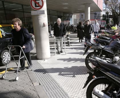 Personas con movilidad reducida sortean obstáculos en la vereda del hospital 