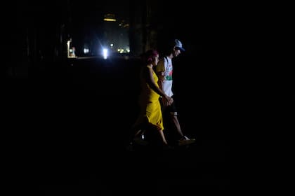 Personas cruzan una calle durante el apagón en La Habana el 4 de marzo del 2026. (AP foto/Ramon Espinosa)