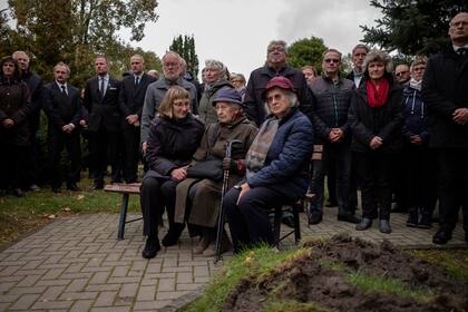 Personas de aldeas cercanas y voluntarios de la Asociación para la Recuperación de los Caídos en Europa del Este asisten a un funeral por un soldado alemán caído en la Segunda Guerra Mundial, en un sitio conmemorativo en Wuhden, Alemania