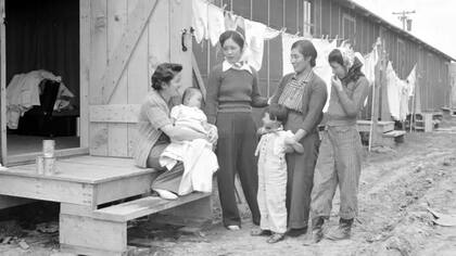 Personas de ascendencia japonesa en uno de los centros de reunión en Salinas, California, donde vivieron temporalmente antes de ser trasladados a los centros de reubicación. 31/03/1942
