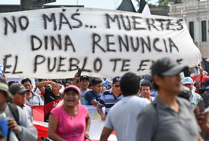 Personas de diferentes partes de Perú protestan contra el gobierno de la presidenta Dina Boluarte en Lima el 19 de enero de 2023
