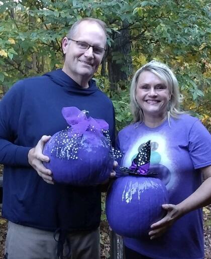 Personas de todas las edades participan en la dinámica de pintar calabazas de morado (Facebook/Epilepsy Foundation of America)