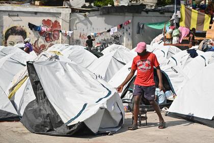 Personas desplazadas por las pandillas se refugian en el gimnasio Vincent convertido en un refugio en Puerto Príncipe, Haití, el 30 de agosto de 2023. 