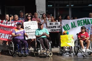 Personas discapacitadas que se atienden en el Cemefir, en una manifestación con respaldo de concejales de izquierda de La Matanza