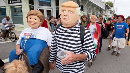 Personas disfrazadas como los candidatos presidenciales Donald Trump y Hillary Clinton, durante el Fantasy Fest en Key West, Florida, Estados Unidos
