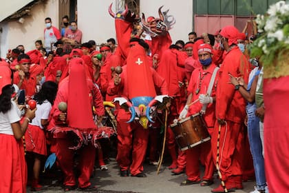 Personas disfrazadas participan en el tradicional festival folclórico de Venezuela denominado "Los Diablos Danzantes"