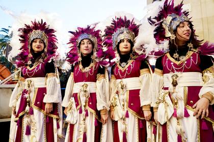 Personas disfrazadas participan en la Cabalgata de Sus Majestades los Reyes Magos en Málaga.