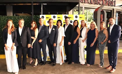 Durante el lanzamiento del Distrito de la Moda, se reunieron directivos y miembros de BAFA. En la foto Sebastián Calfún, Maria Guedes; la diseñadora Evangelina Bomparola, Diego Servente, de La Recova; Carmen Ceretti, diseñadora; el interiorista, Javier Iturrioz y Lucía Bo, directora de marketing de Palacio Duhau Park Hyatt Buenos Aires.