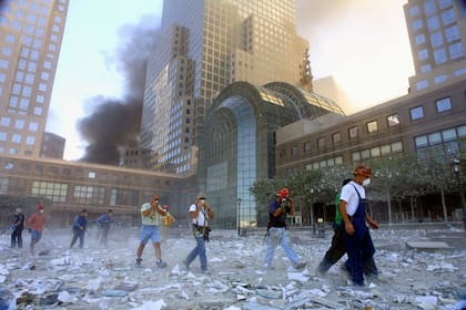 Personas evacuan el World Trade Center después de que dos aviones lo golpearan el 11 de septiembre de 2001 en la ciudad de Nueva York