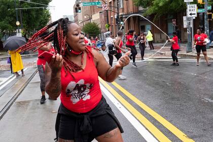 Personas festejan el Juneteenth con un desfile en la avenida Auburn en Atlanta, Georgia, el sábado 19 de junio de 2021. (AP Foto/Ben Gray)