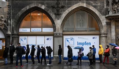 Personas hacen cola frente a un centro de vacunación en Munich, sur de Alemania, el 22 de noviembre de 2021, en medio de un aumento de infecciones durante la pandemia de coronavirus