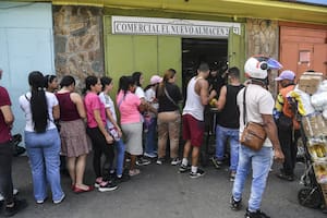 Personas hacen fila para comprar alimentos en Petare, un día después de la captura de Nicolás Maduro por fuerzas estadounidenses, el 4 de enero de 2026, en Caracas, Venezuela