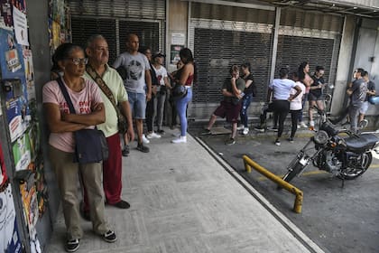 : Personas hacen fila para comprar alimentos en El Llanito, un día después de la captura de Nicolás Maduro por fuerzas estadounidenses, el 4 de enero de 2026, en Caracas