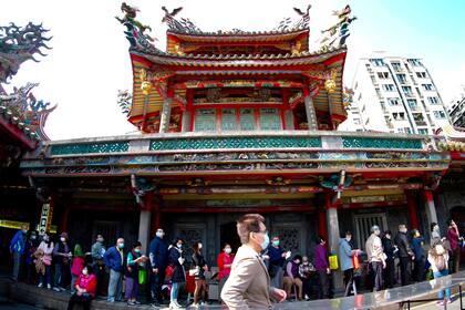 Personas hacen filas en un templo en Taipei, Taiwan