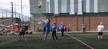 Las personas trabajan el equilibro, la coordinación y la fuerza, además de fortalecer su autoestima y el sentimiento de pertenencia a un grupo.