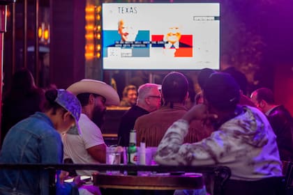 Los clientes de un bar en West Hollywood, California, siguen los resultados de las últimas elecciones presidenciales