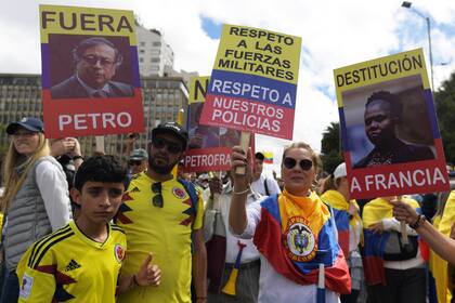 Personas participan en una manifestación contra el presidente colombiano Gustavo Petro en Bogotá el 20 de junio de 2023.