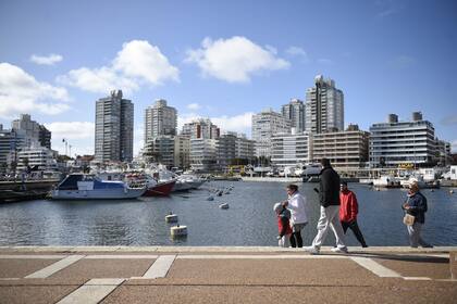 Personas pasean en el puerto de Punta del Este