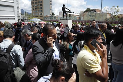 Personas permanecen en las calles tras un sismo en Bogotá, el 17 de agosto de 2023. (Foto de Juan Pablo Pino / AFP)