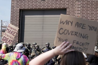 Personas protestan frente a un puesto de control de inmigración custodiado por agentes federales el viernes 12 de septiembre de 2025 en Broadview, Illinois. (AP Foto/Laura Bargfeld)