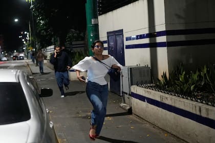 Personas que comenzaron a correr por las calles de Venezuela (AP)
