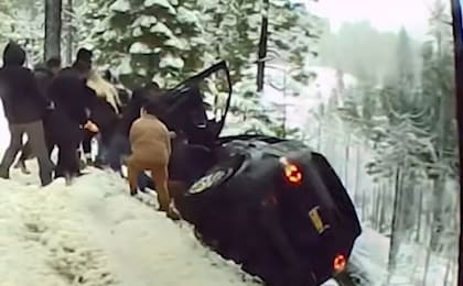 Personas que pasaban por el lugar del accidente se unieron para hacer una cadena humana y rescatar a la pareja y a sus perros