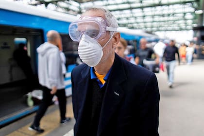 Personas que viajen en transporte pública y tomas precauciones