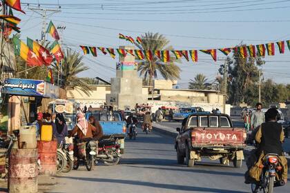 Personas recorren una calle en el distrito de Panjgur en la provincia de Baluchistán el 17 de enero de 2024. 