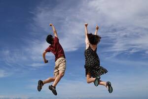 Personas saltando felices