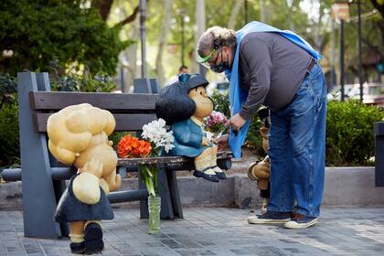 Personas se acercan a saludar a los personajes de Quino que se encuentran en la calle Arístides, de la Ciudad Capital, Mendoza