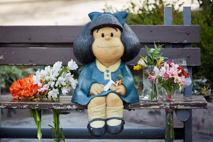 Algunas personas se acercaron a saludar a los personajes de Quino que se encuentran en la calle Arístides, de la Ciudad Capital, Mendoza