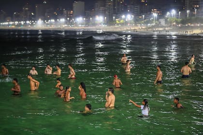 Personas se bañan en la playa de Arpoador en Río de Janeiro (Brasil). 