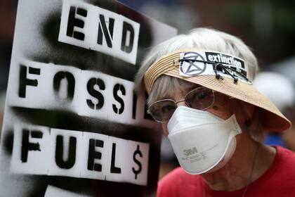Personas se congregan para protestar por los combustibles fósiles antes de la 78ª Asamblea General de las Naciones Unidas y la Cumbre de Ambición Climática en Nueva York el 17 de septiembre de 2023.