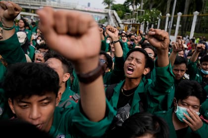 Personas se manifiestan afuera del parlamento en Yakarta, el jueves 21 de abril de 2022. (AP Foto/Dita Alangkara)
