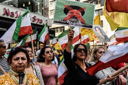 Personas se manifiestan contra Ebrahim Raisi, presidente de Irán, cerca de las Naciones Unidas el 20 de septiembre de 2022 en la ciudad de Nueva York.