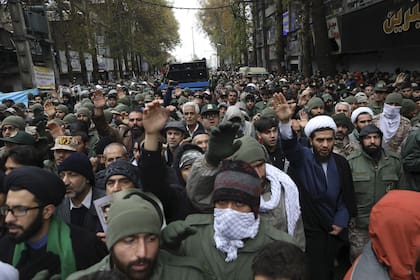 Personas se manifiestan en Irán por un alza en los precios de los combustibles