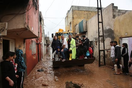 Personas son rescatadas durante las inundaciones tras las fuertes lluvias en Sanliurfa, Turquía, miércoles 15 de marzo de 2023.