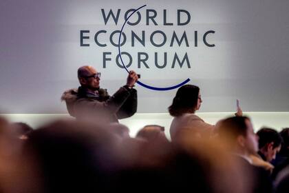 Personas toman fotografías en el último día del Foro Económico Mundial, en Davos, Suiza